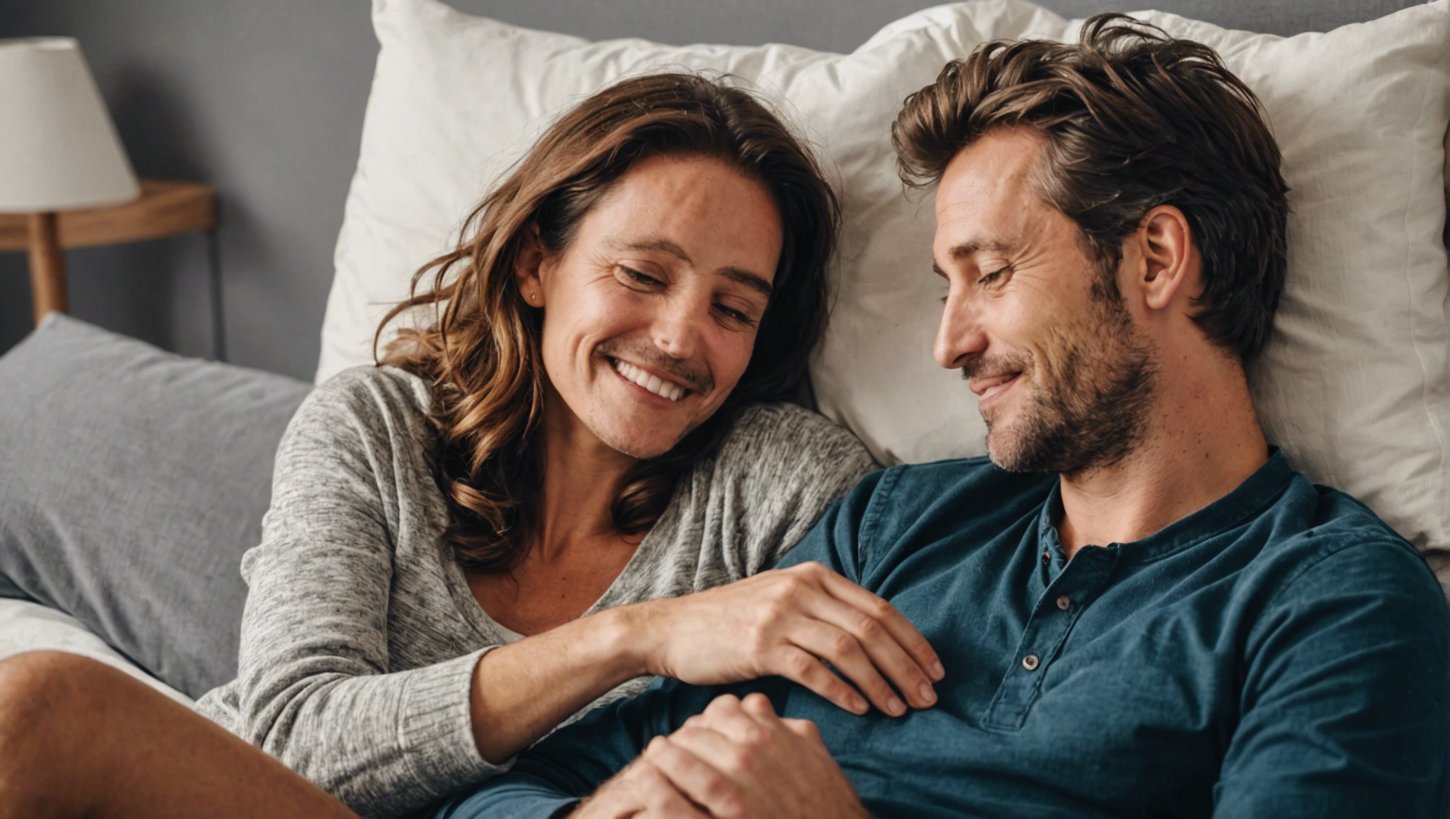 découvrez pourquoi les couples qui partagent le même lit sont plus heureux et comment le sommeil en couple peut renforcer les liens affectifs. retrouvez des conseils pour améliorer la qualité de votre sommeil et renforcer votre relation dans cet article.