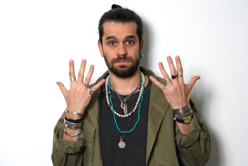 Quels bijoux peut-on porter au travail ?