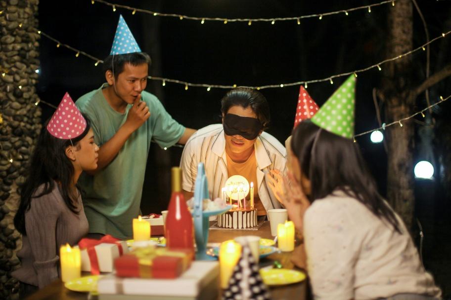 Comment organiser un anniversaire surprise pour son homme ?