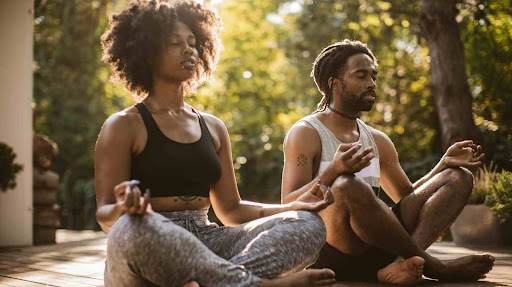 Yoga en couple : routines à deux pour renforcer la complicité
