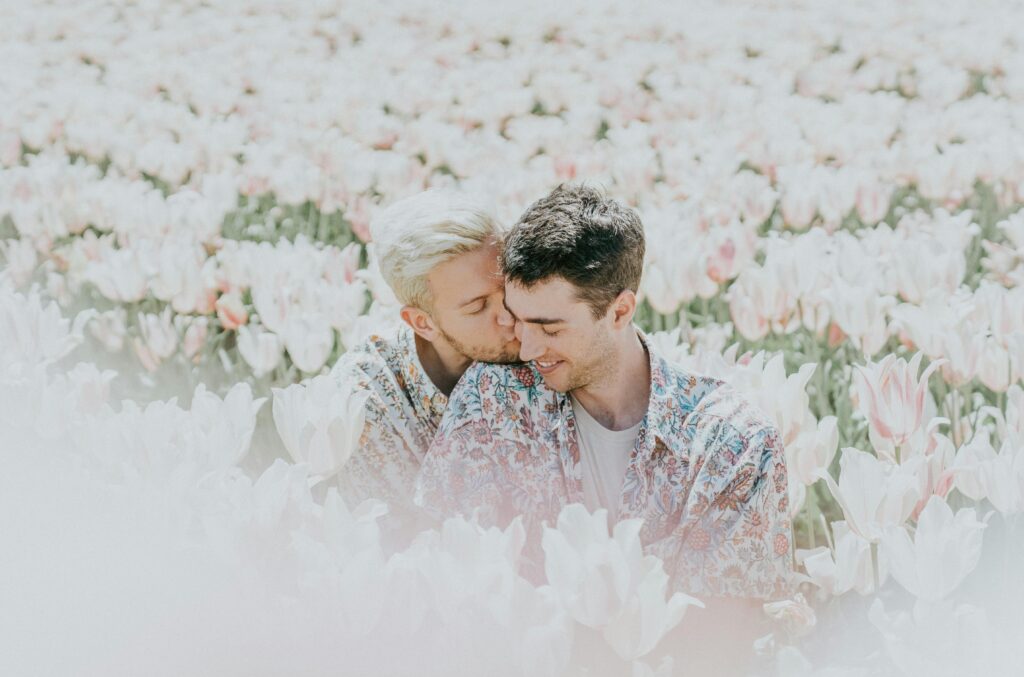 2 hommes dans champs de roses